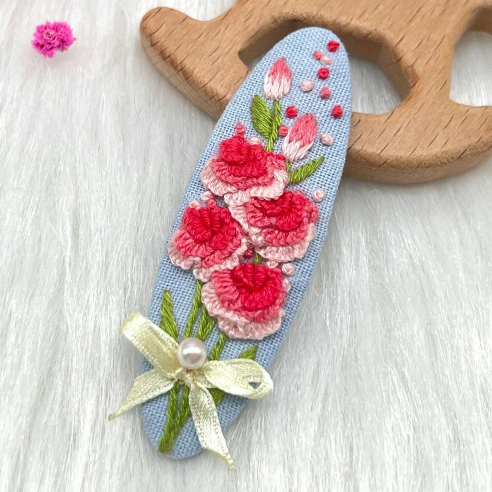 手作りのヘアピス ビーズステッチ】シリンダービーズで作るお花のヘアアクセサリー